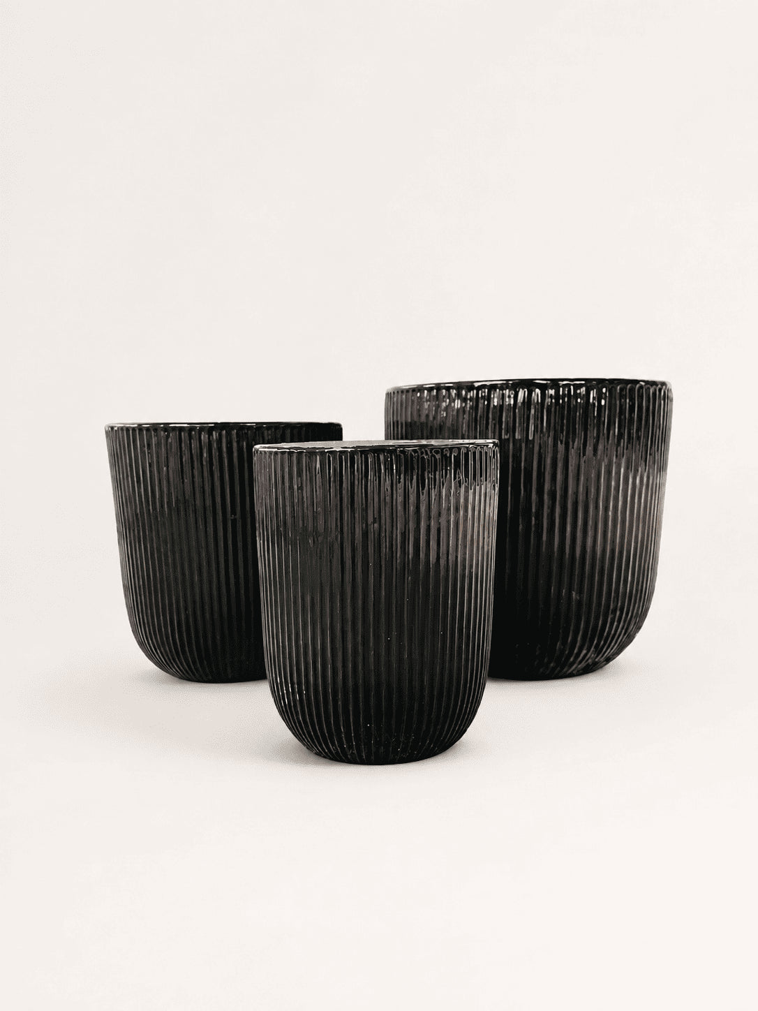 Set of 3 black ribbed ceramic low pots with wide rims